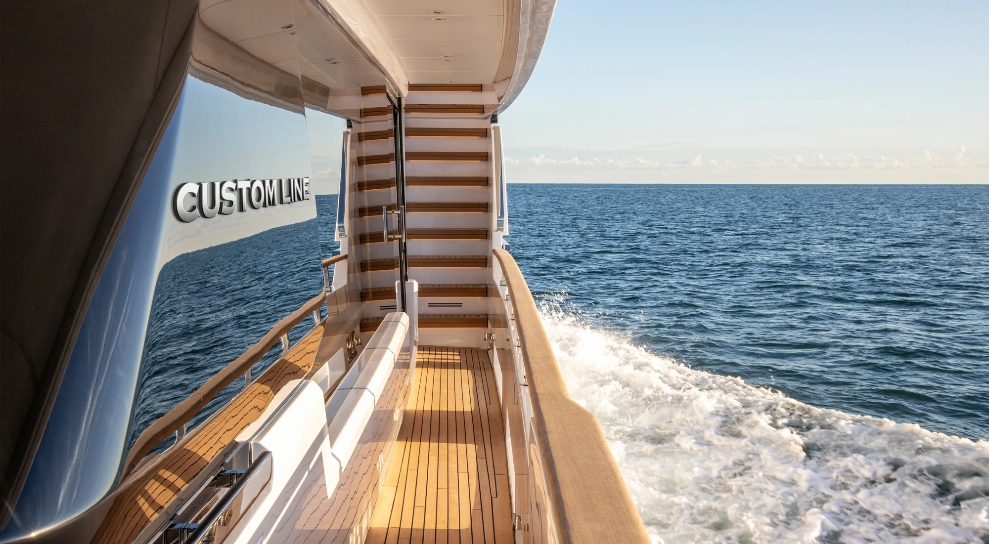 Custom Line Navetta 30 | Design by Antonio Citerio et Patricia Viel