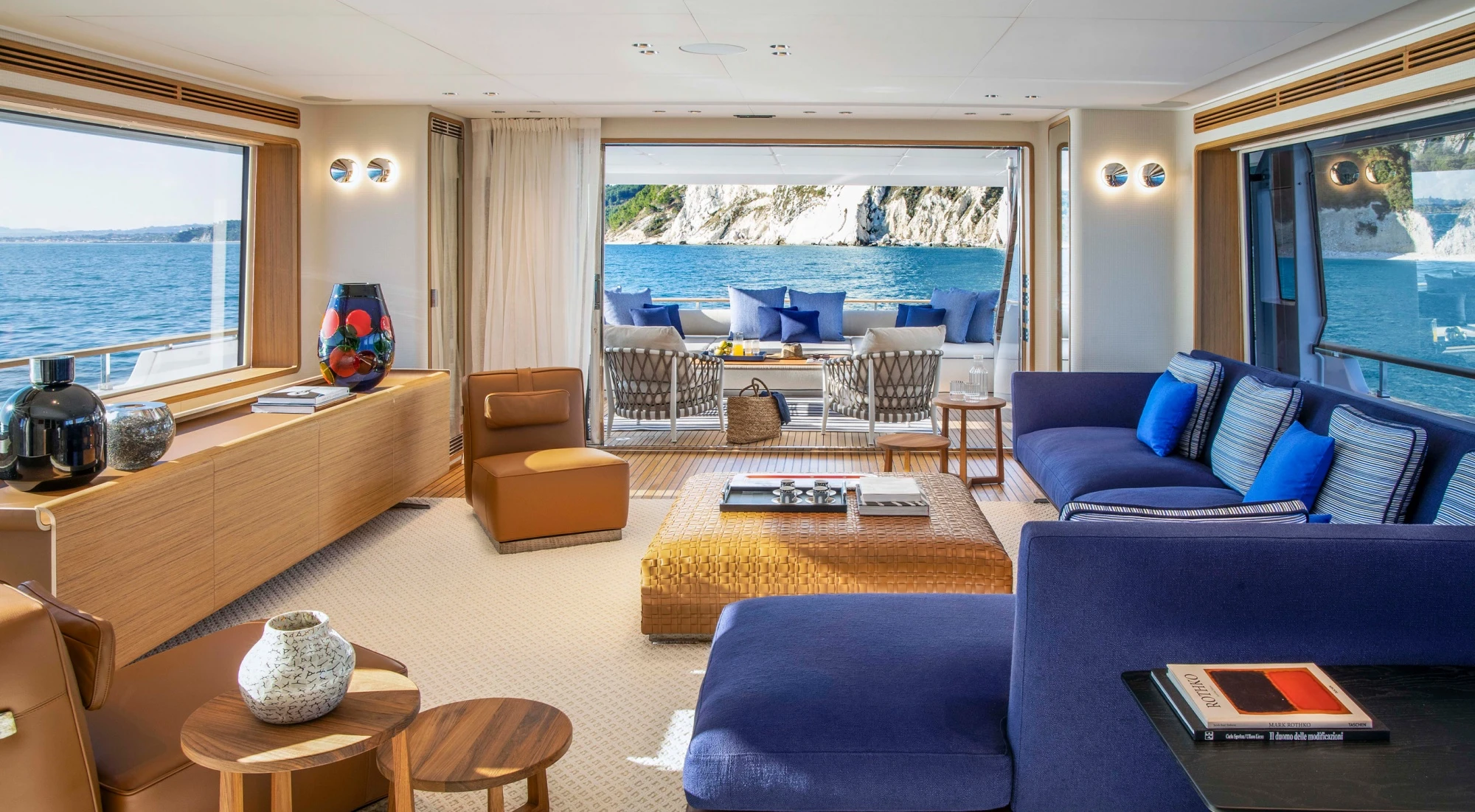 Custom Line Navetta 30 | Design by Antonio Citerio et Patricia Viel